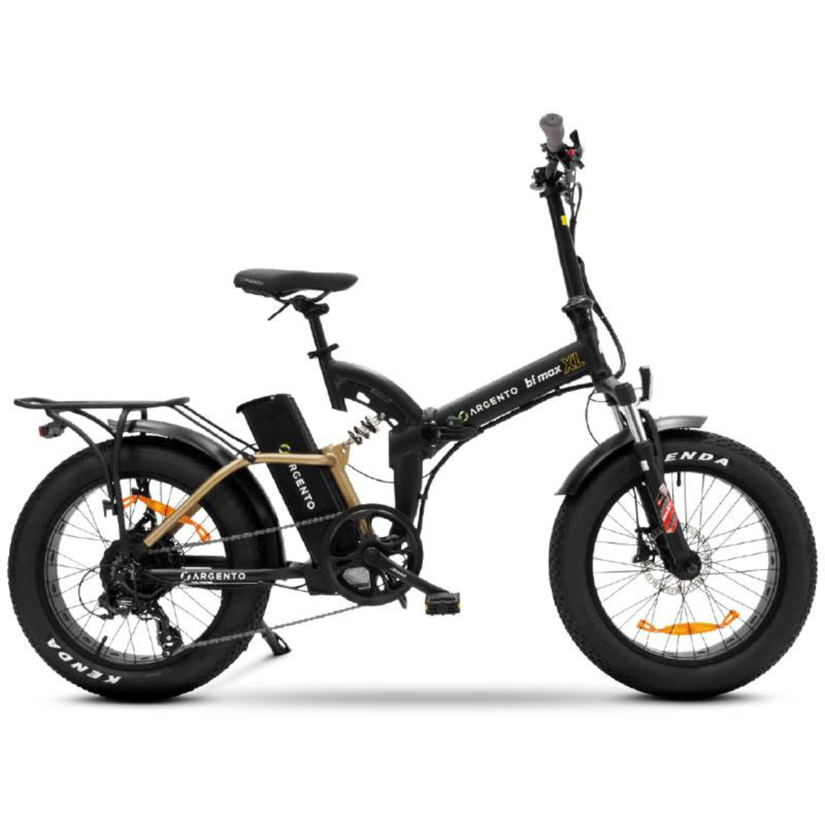 Bicicletta elettrica nera e oro con pneumatici grandi, isolata su bianco.