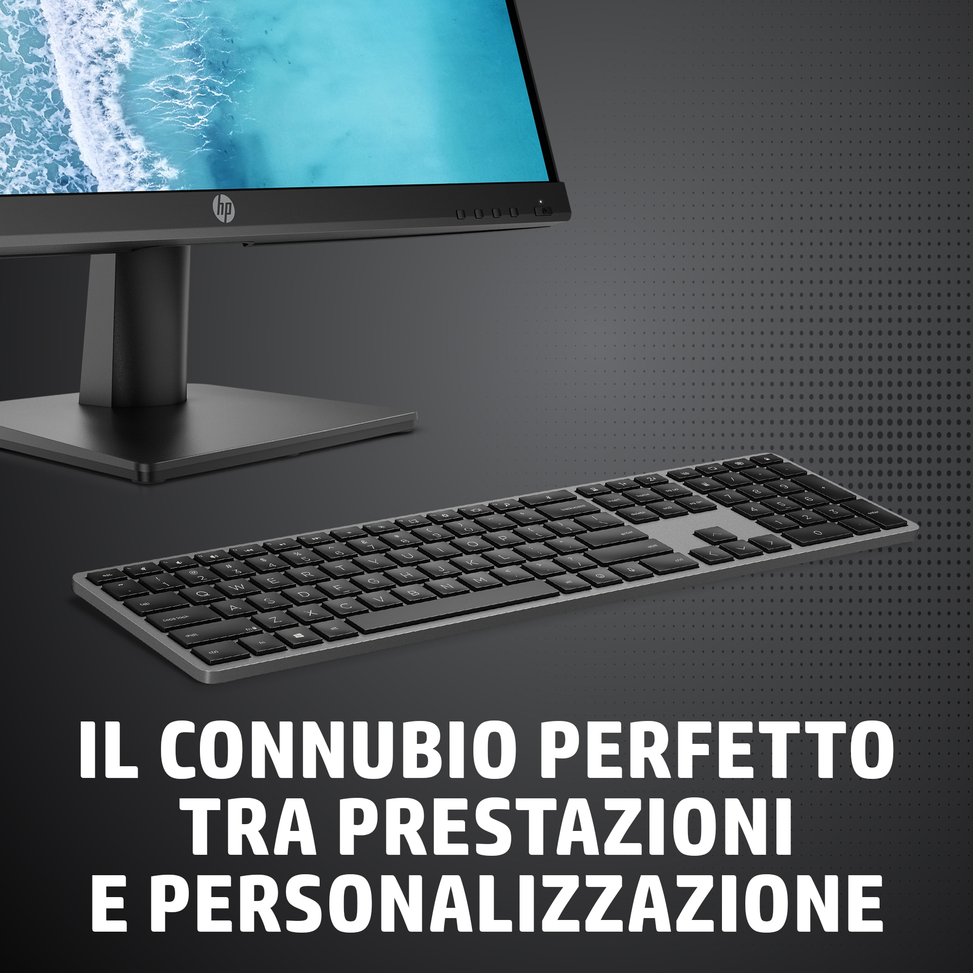 Tastiera e monitor su una scrivania con sovrapposizione di testo.