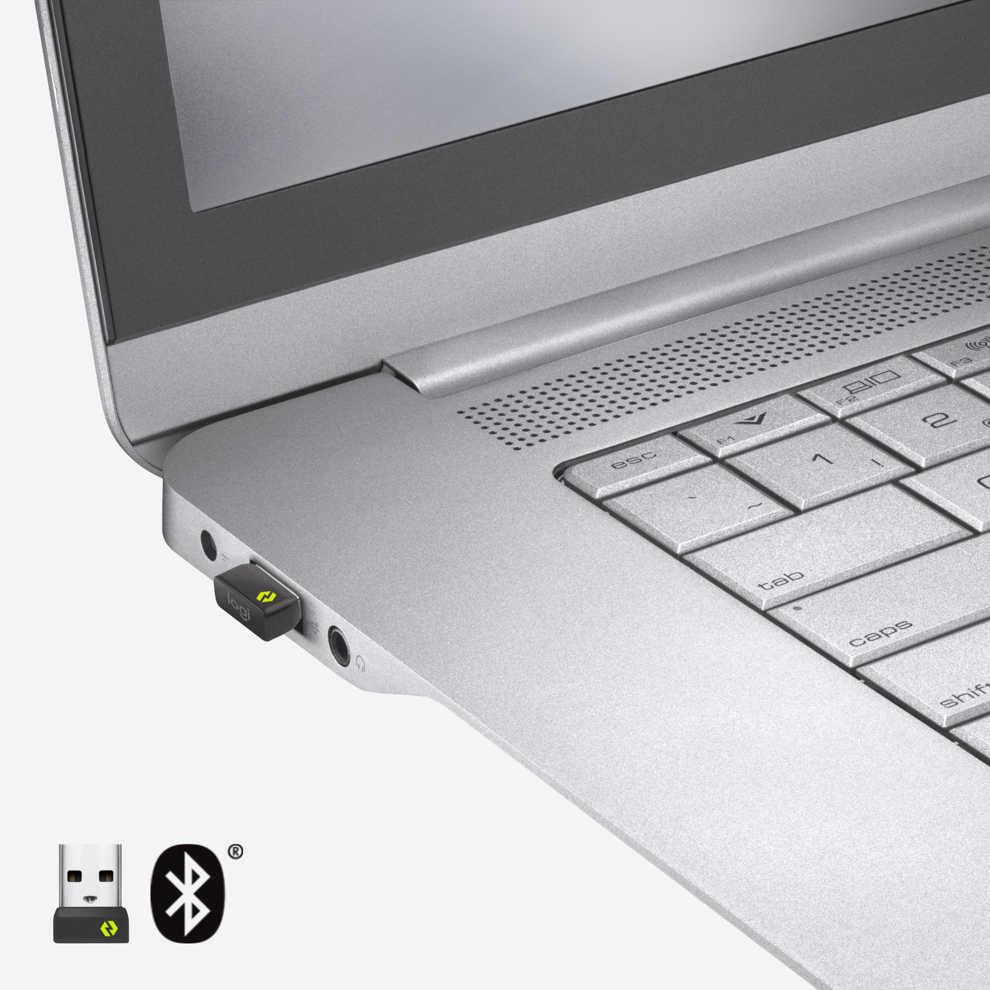 Ricevitore USB collegato a un laptop. Logo Bluetooth. Ricevitore USB nero e verde.