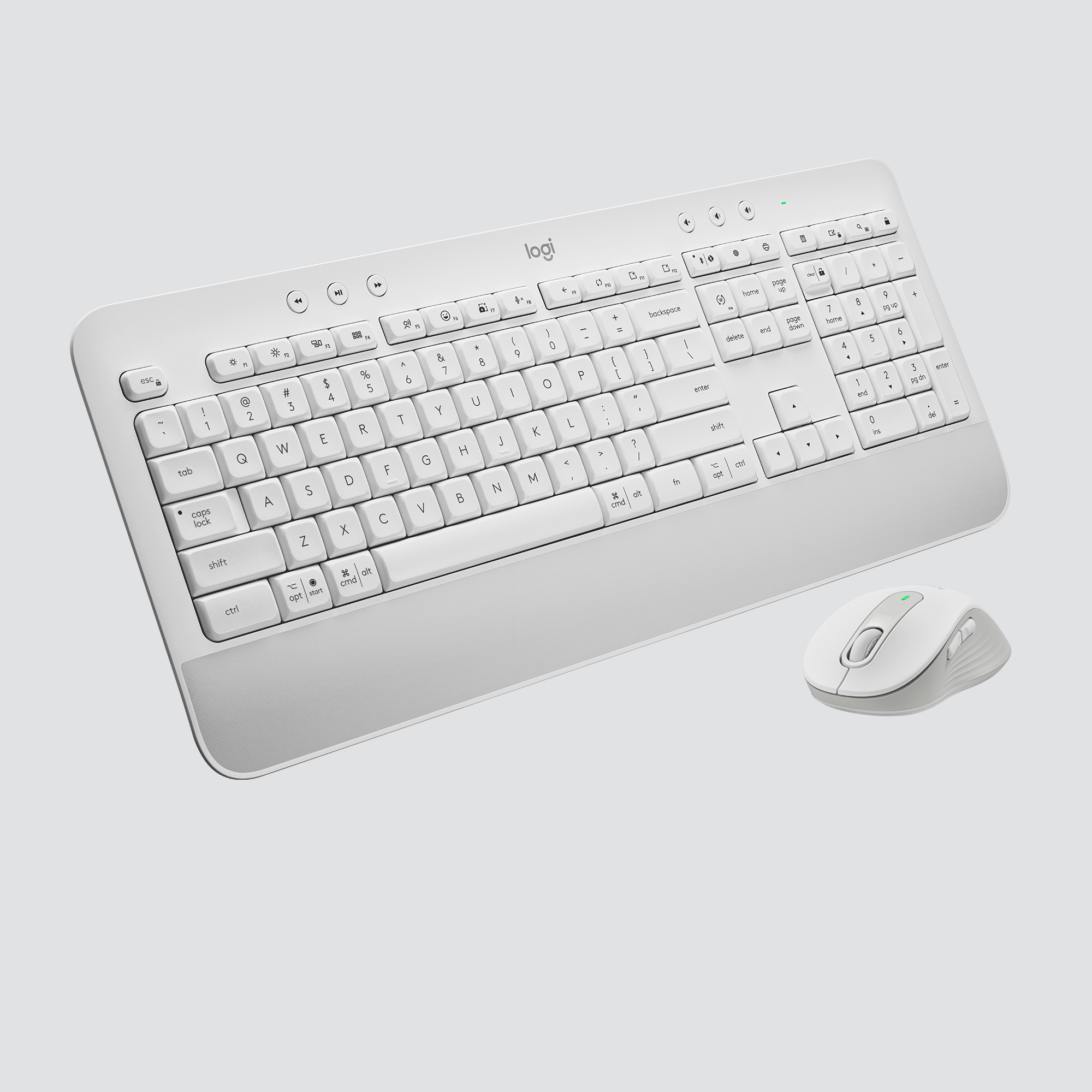 Tastiera e mouse bianchi su sfondo grigio chiaro. È un design moderno.