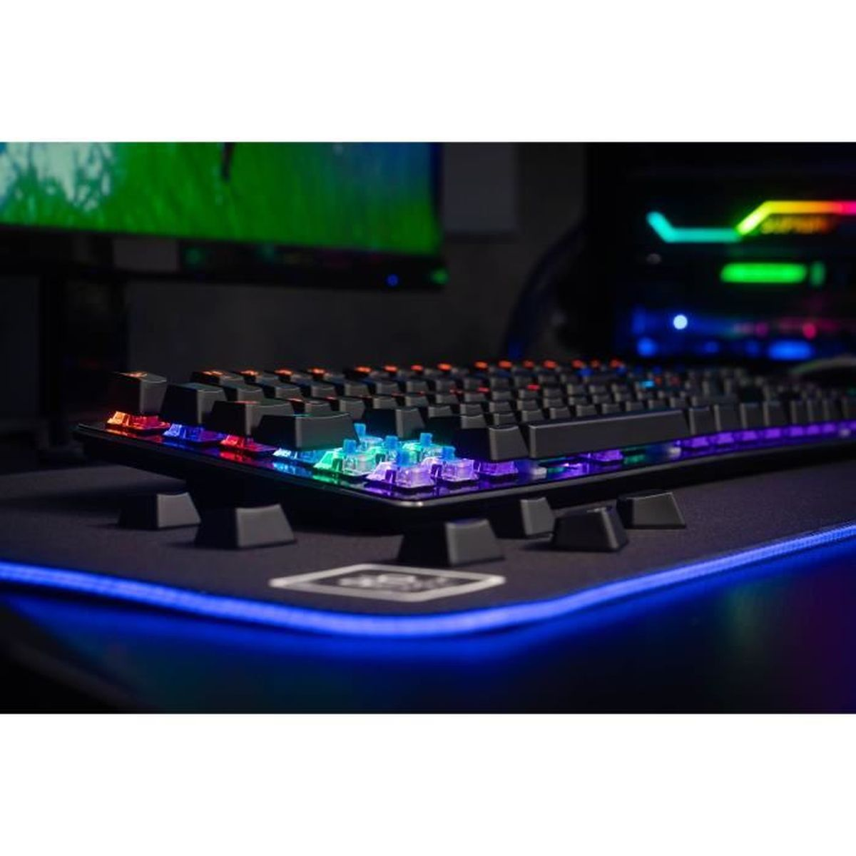 Teclado negro sobre una superficie negra con teclas iluminadas de colores y configuración de juego.