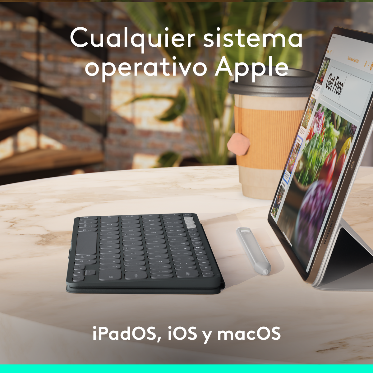 Tastiera e tablet su un tavolo. Una tazza di caffè accanto al tablet.