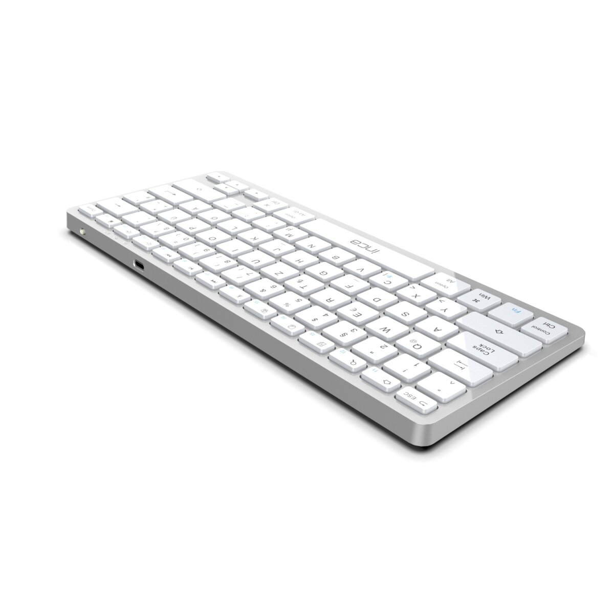 Una tastiera argentata con tasti bianchi e design minimalista, angolata su sfondo bianco.