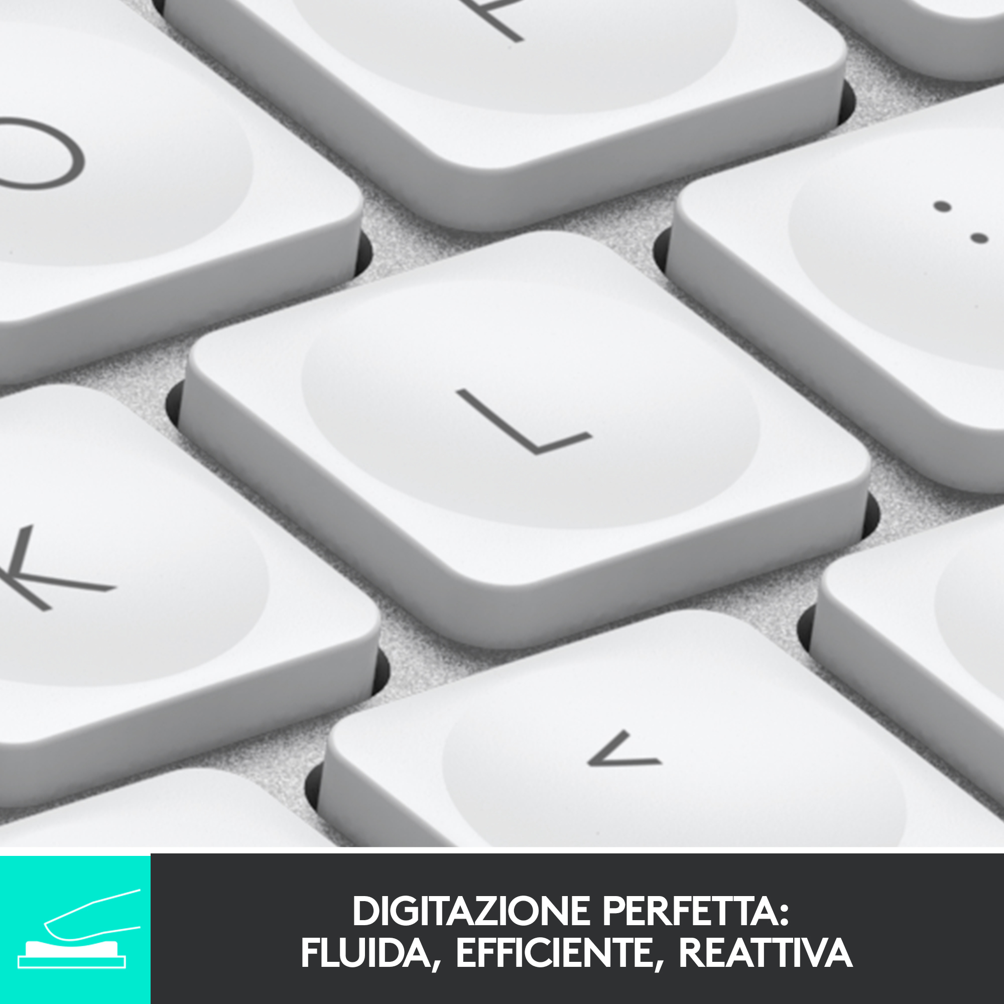 Primo piano dei tasti bianchi con scritte nere. La lettera 'L' è a fuoco. Testo: 'Digitazione Perfetta'.