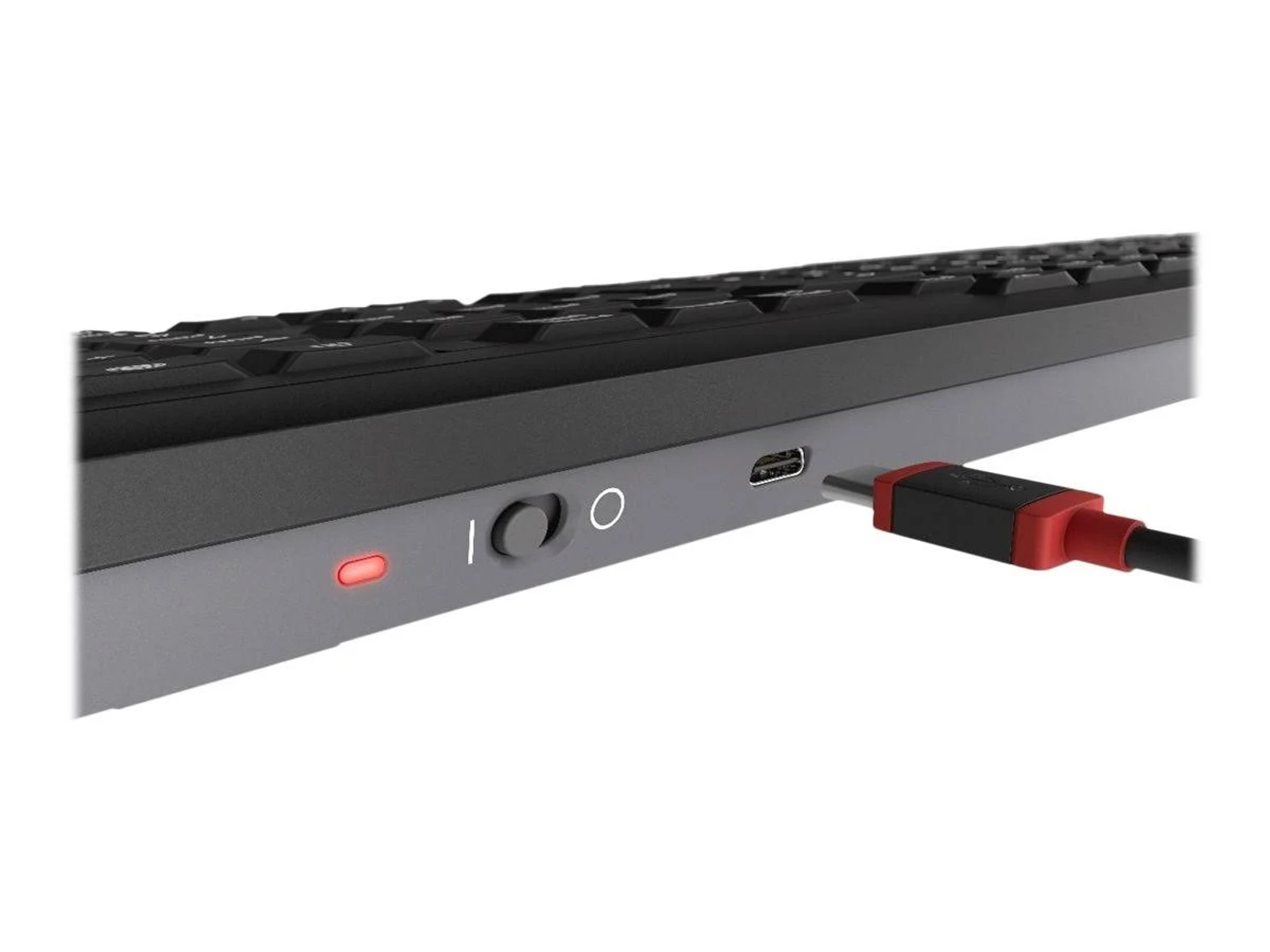 Zbliżenie boku klawiatury z podłączonym kablem USB-C i przełącznikiem zasilania.