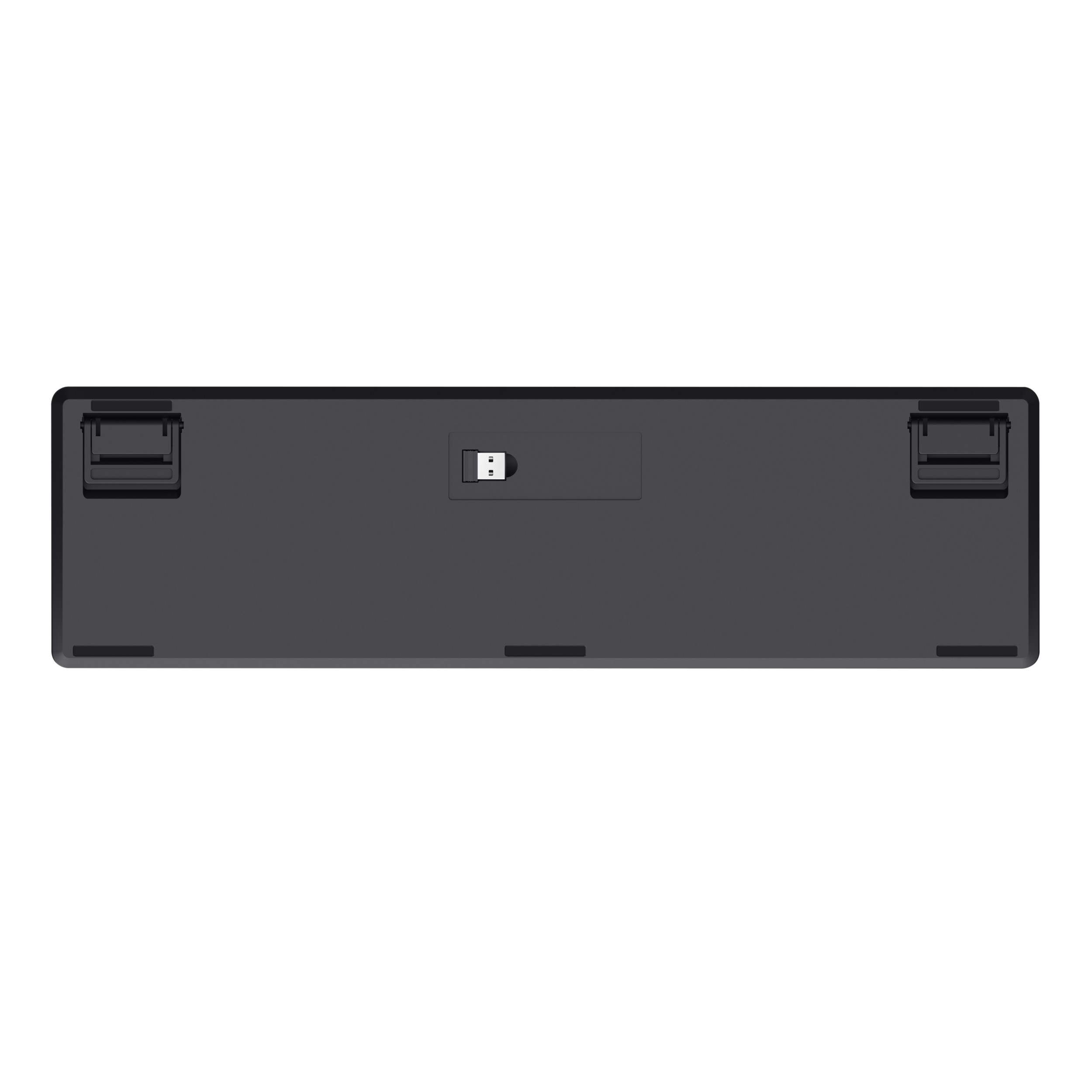 Spód czarnej klawiatury. Widoczny jest port USB. Klawiatura znajduje się na czarnej powierzchni.