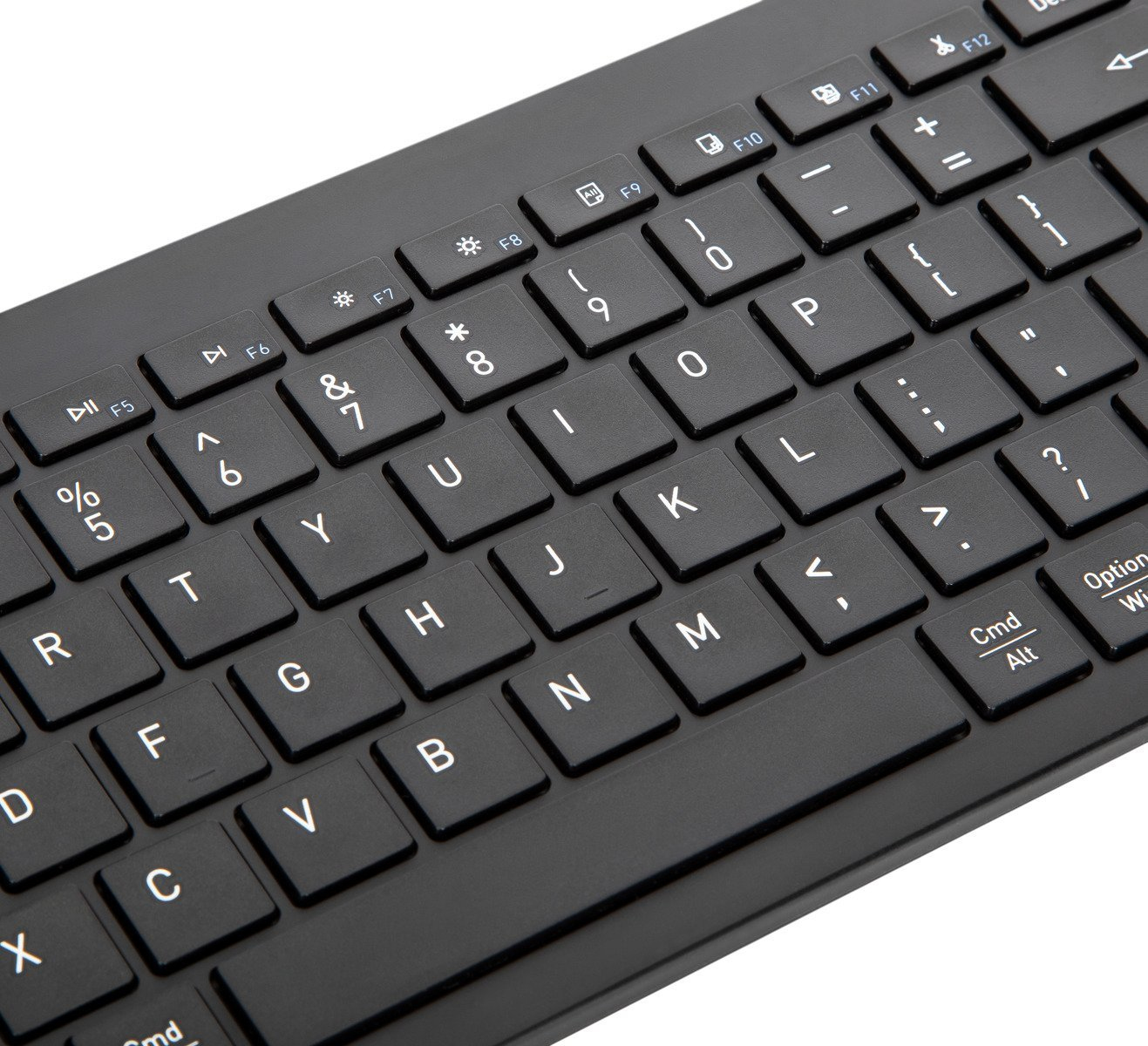 Primer plano de un teclado negro con teclas. Se ven las teclas, mostrando letras y números.