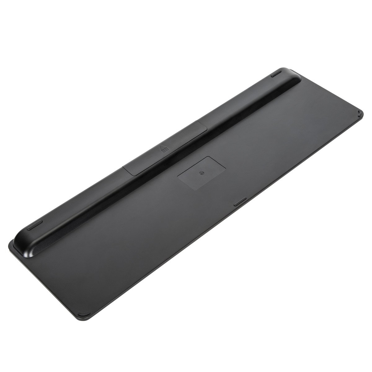 Parte inferior de un teclado negro. Forma plana y rectangular con área ligeramente elevada en el centro.