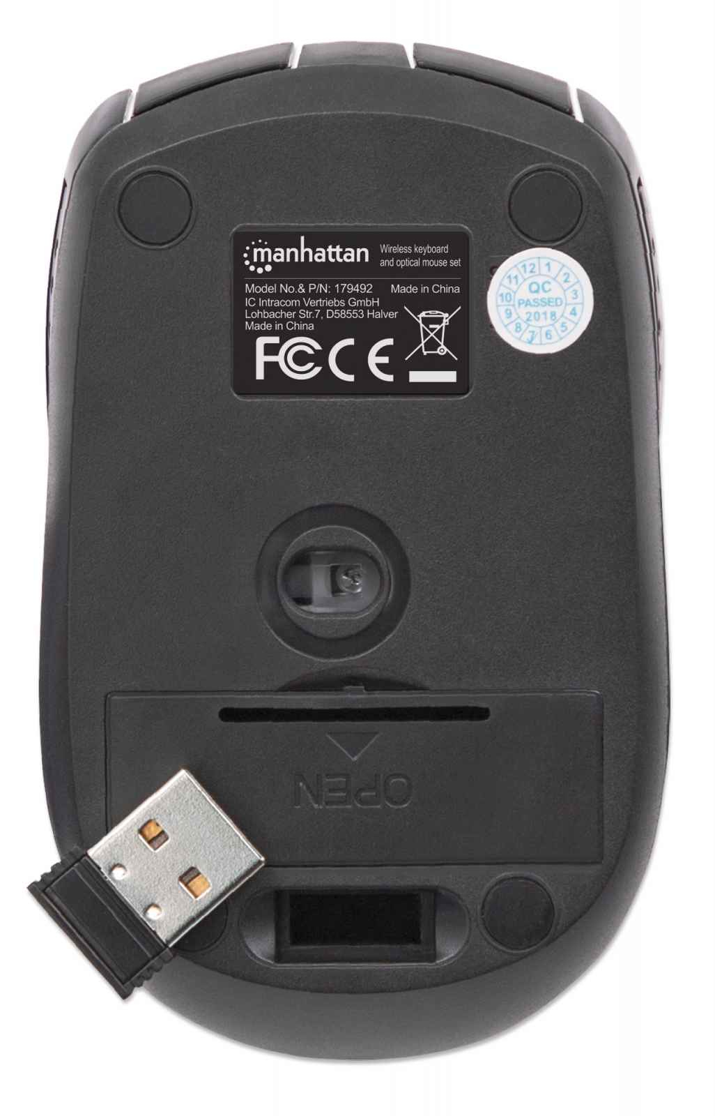 Vista inferiore di un mouse nero con ricevitore USB, su sfondo bianco.