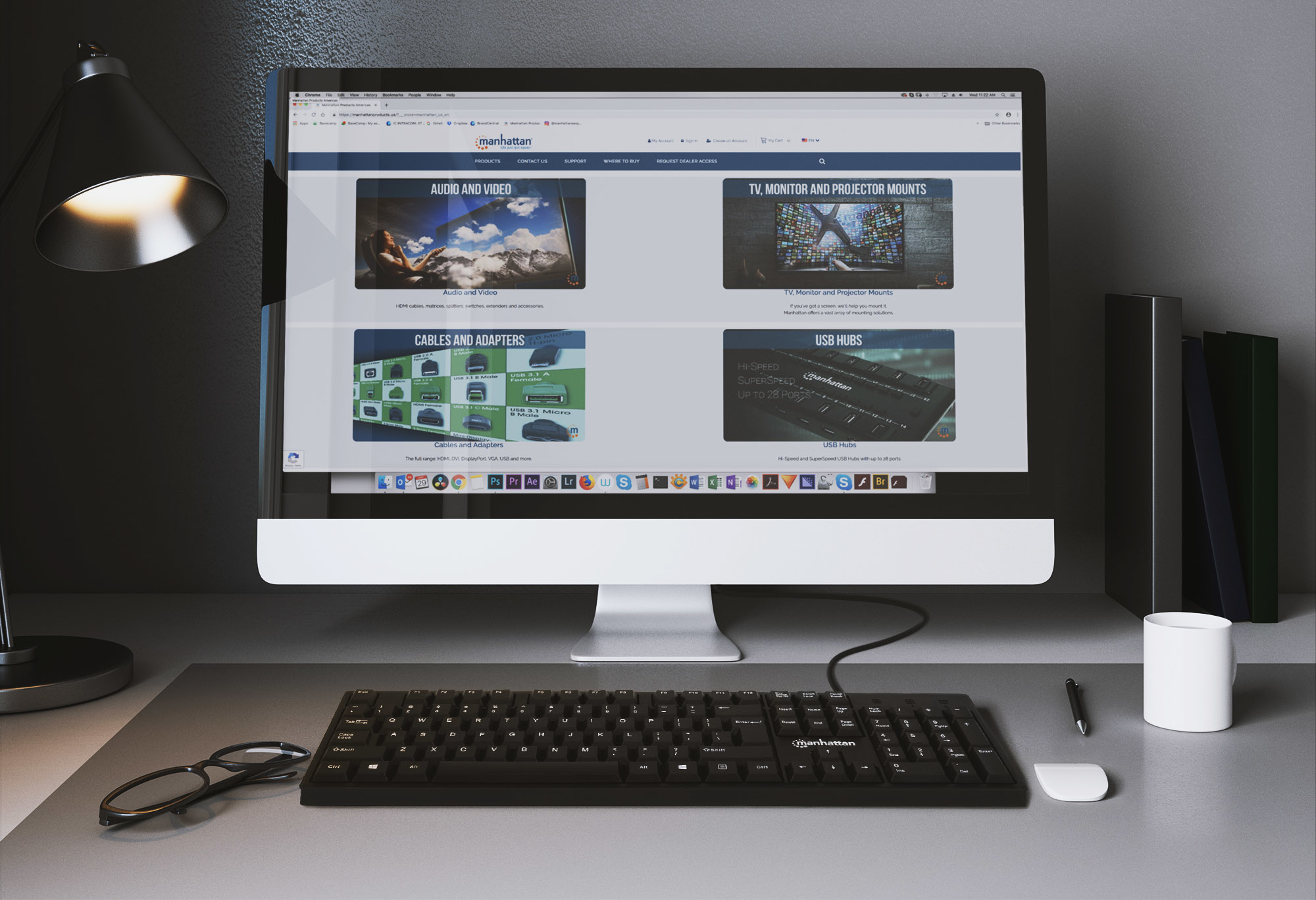 Monitor wyświetlający stronę internetową. Z przodu klawiatura i okulary.