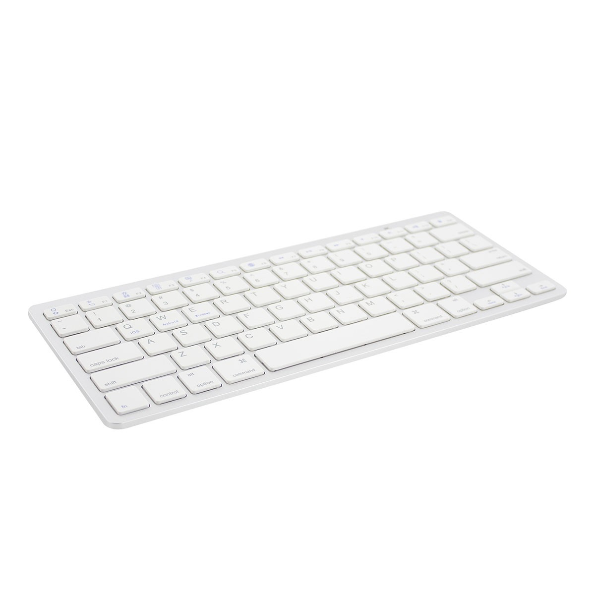 Teclado inalámbrico plateado con teclas blancas. Fondo blanco.