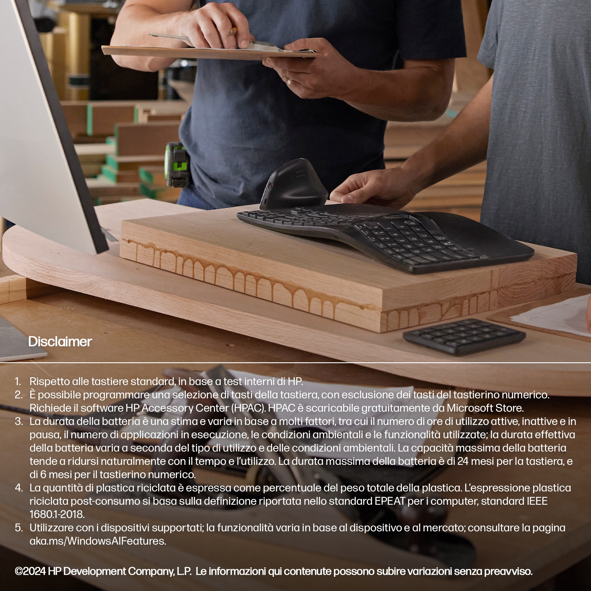 Dwóch mężczyzn z drewnianym stołem i klawiaturą.