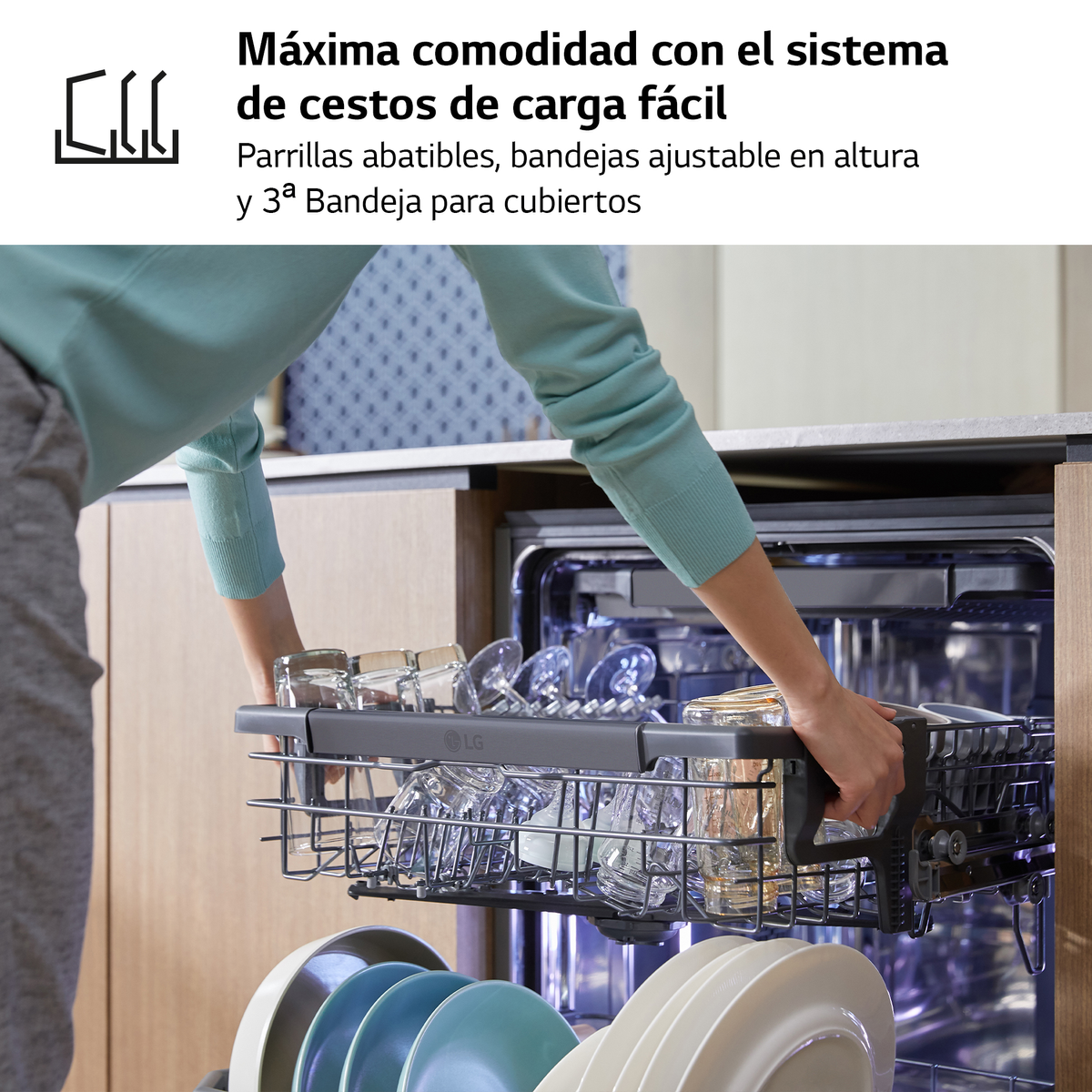 Persona cargando una rejilla de lavavajillas con platos y vasos.