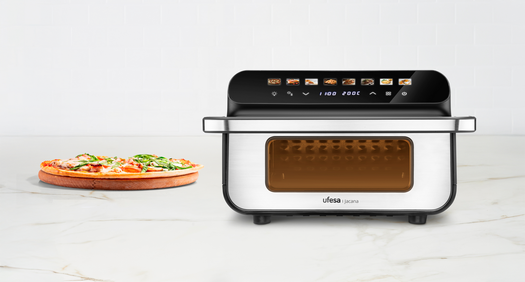 Forno con pizza su tagliere. Il forno è nero e argento. Sfondo marmo bianco.