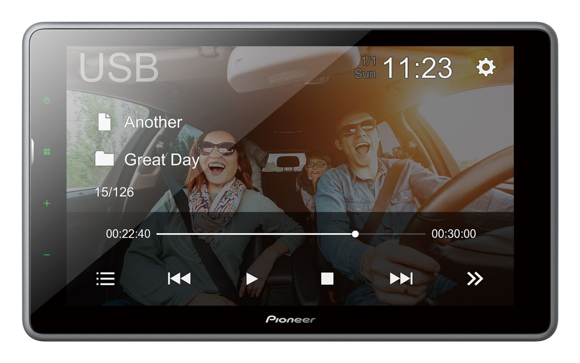 Pantalla multimedia de coche mostrando video de familia en coche.