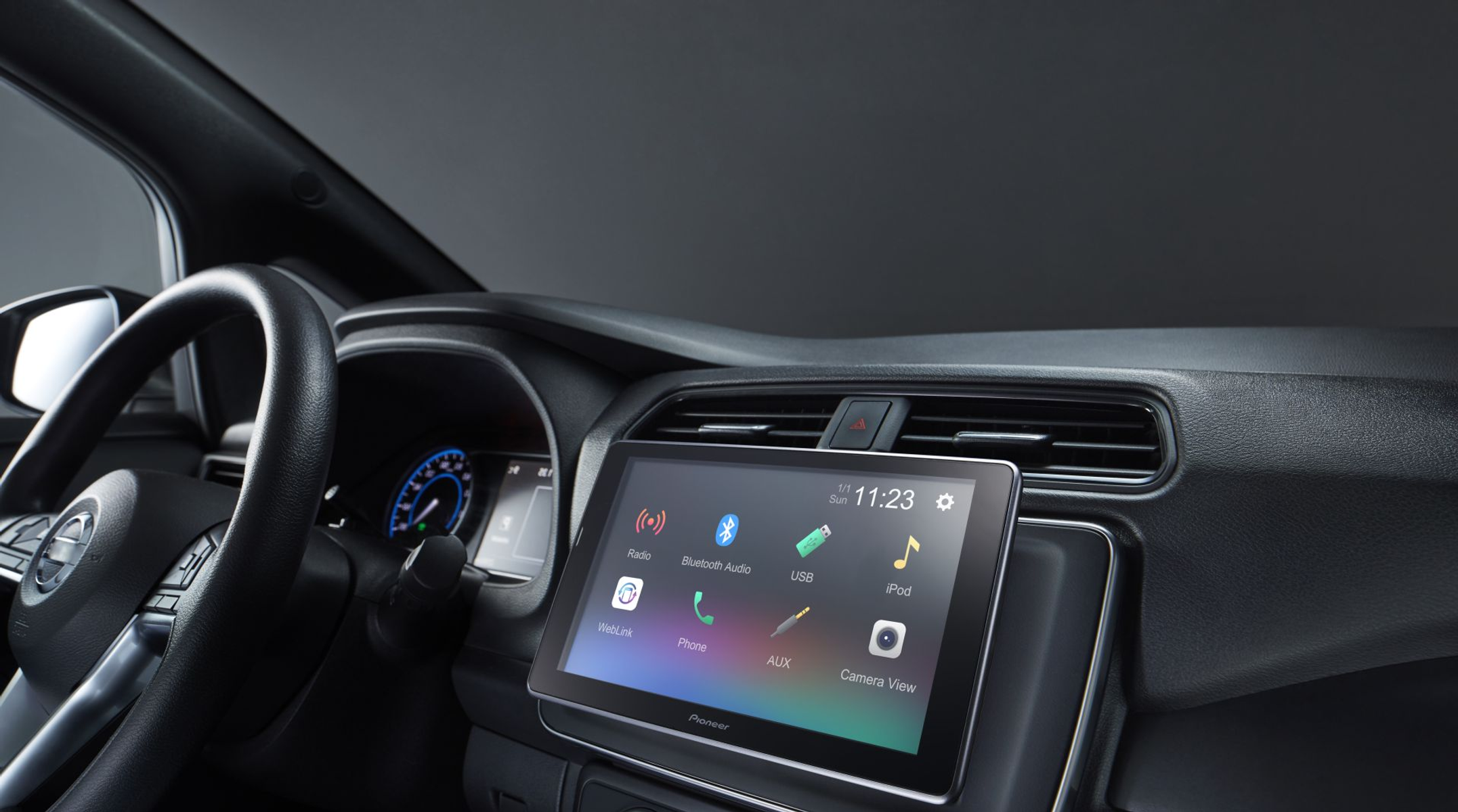 Panel de instrumentos del coche con una pantalla que muestra la hora y otra información.