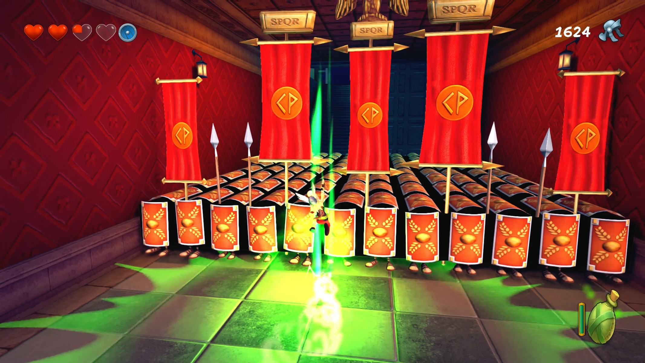 Escena de videojuego con personaje en entorno romano, banderas, escudos y rayo de luz verde.