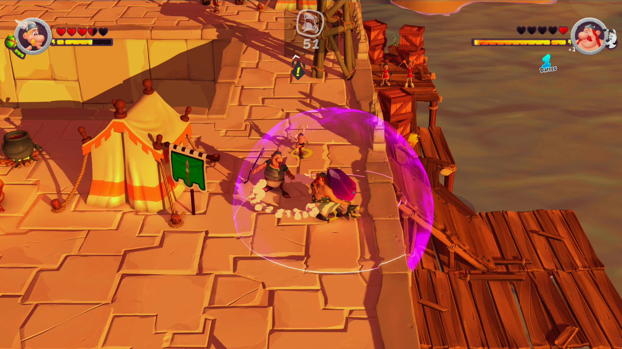 Escena del juego: personajes de dibujos animados luchando en un muelle. Carpa y barriles al fondo. Círculo morado.