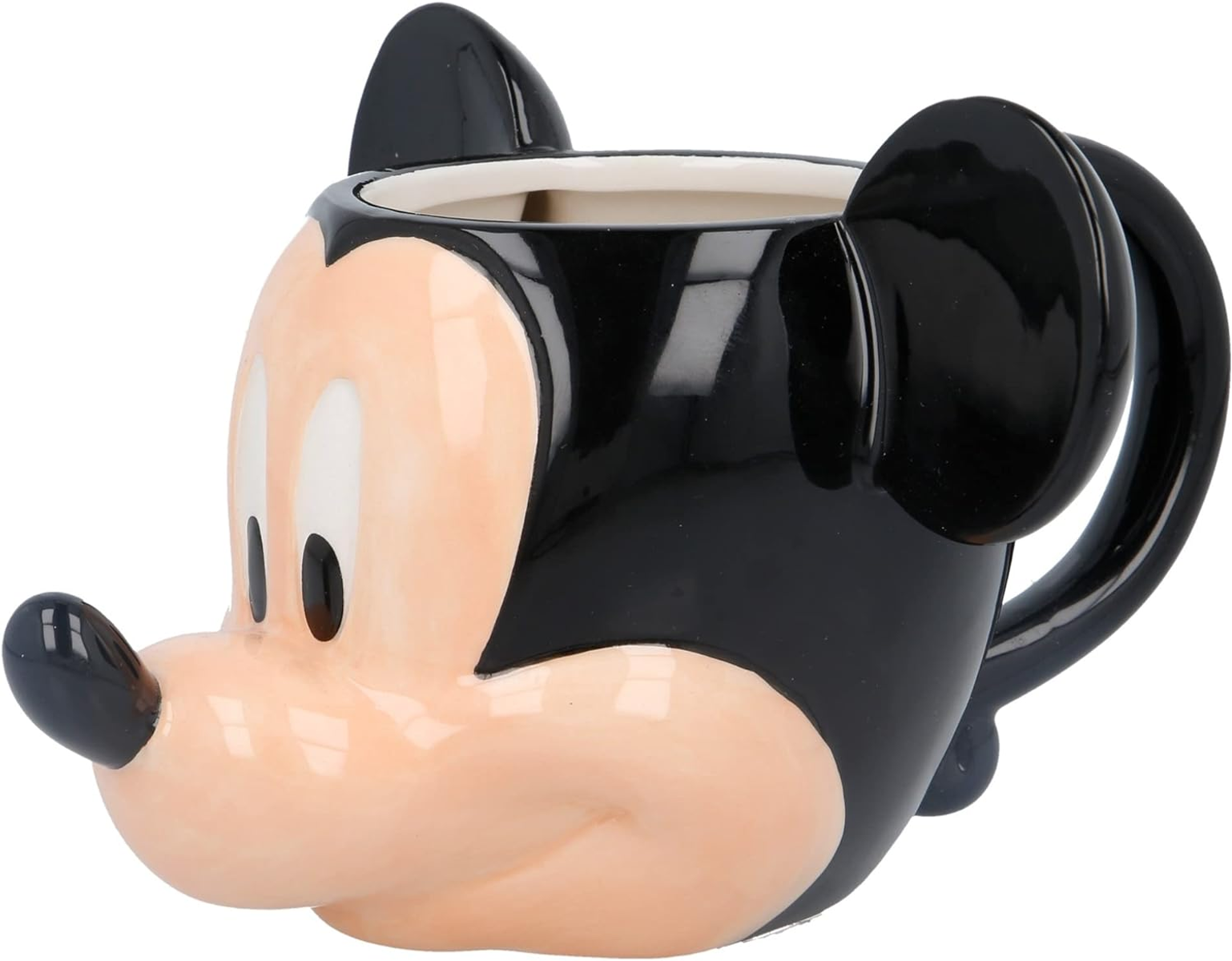 Taza de Mickey Mouse. Colores negro y crema. La cara de Mickey es la forma de la taza. Fondo blanco.
