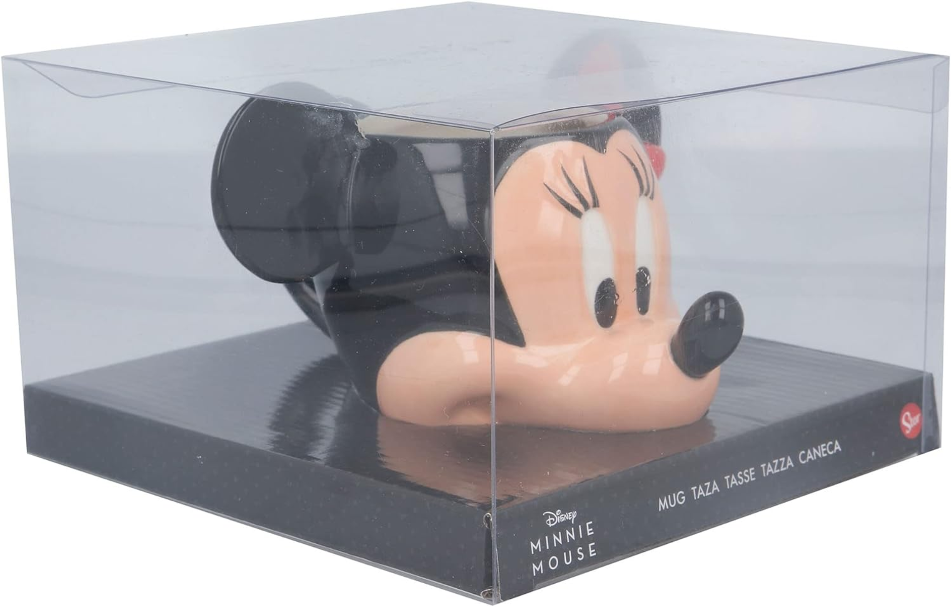 Taza de Minnie Mouse en una caja de plástico transparente sobre una base negra. Minnie Mouse mira hacia adelante.