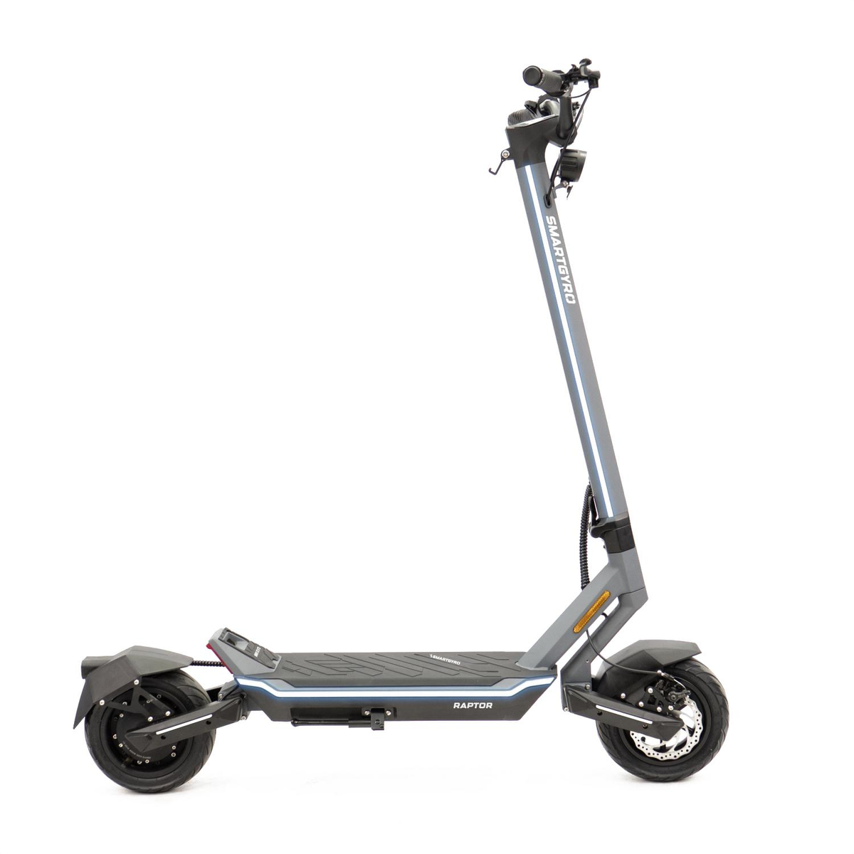 Patinete eléctrico gris sobre fondo blanco. Tiene un tallo largo y dos ruedas. Marca: Smartgyro.