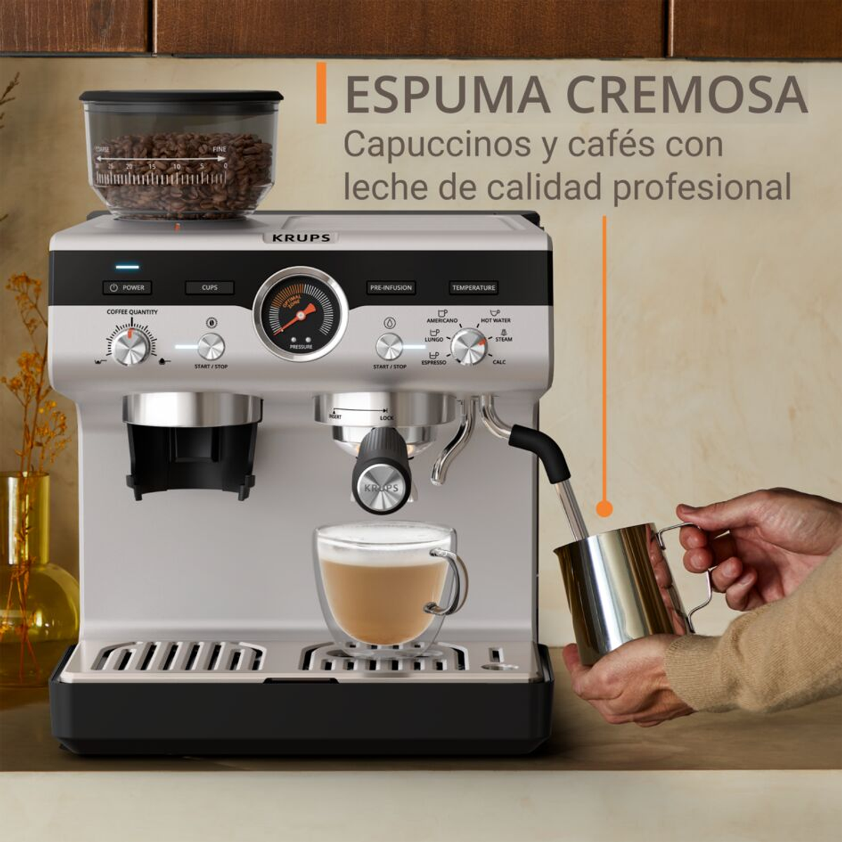 Ekspres do kawy z filiżanką espresso napełnianą mlekiem. Osoba nalewa mleko do filiżanki.