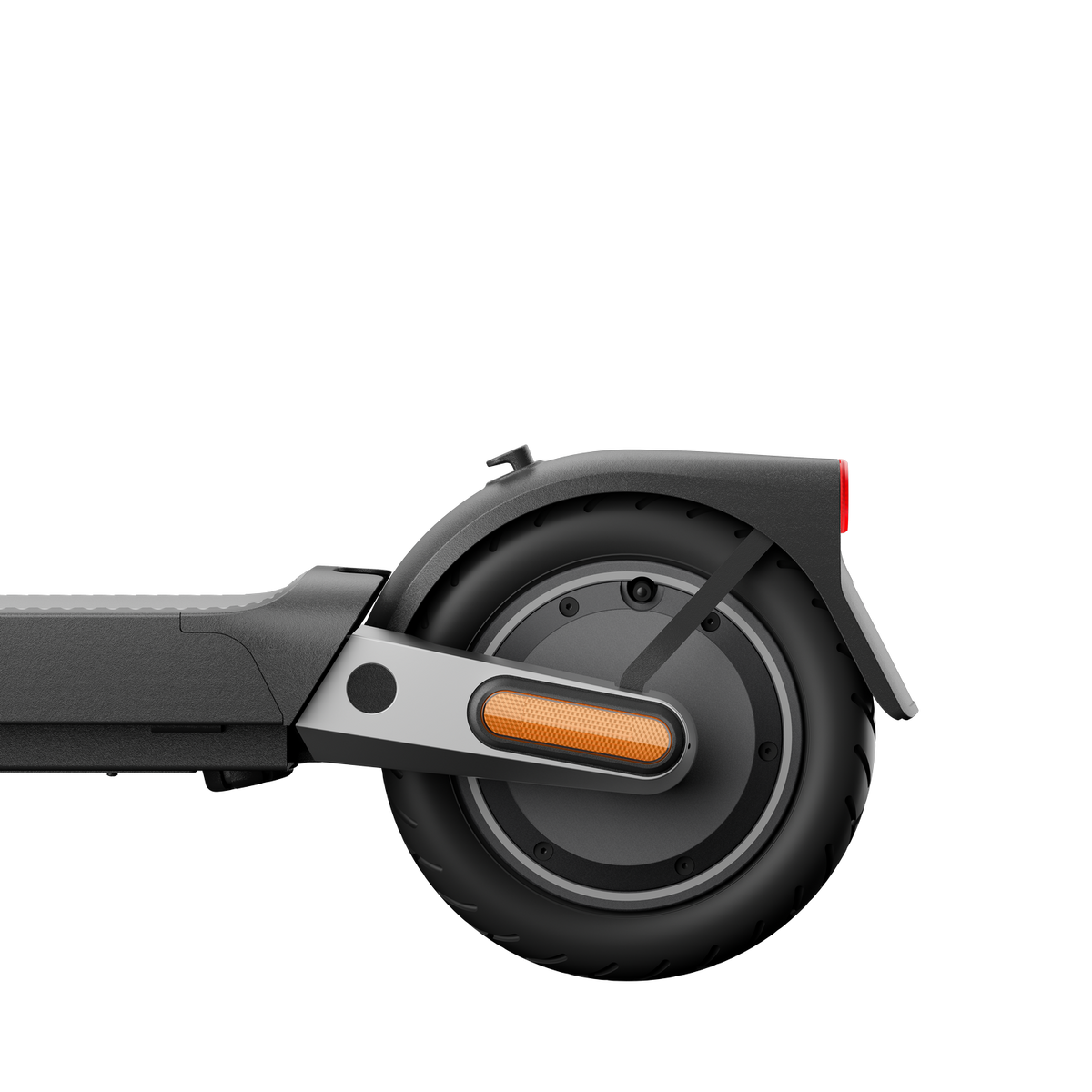 Ruota dello scooter elettrico, pneumatico nero, catarifrangente arancione, sfondo nero.