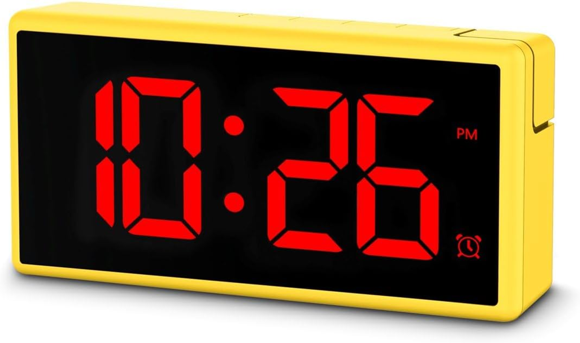 Réveil numérique jaune affichant 22h26. L'horloge a un affichage LED rouge.