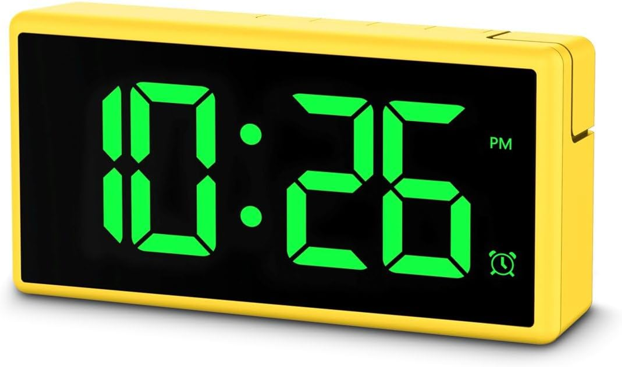 Réveil numérique jaune, chiffres verts affichent 22h26, design simple.