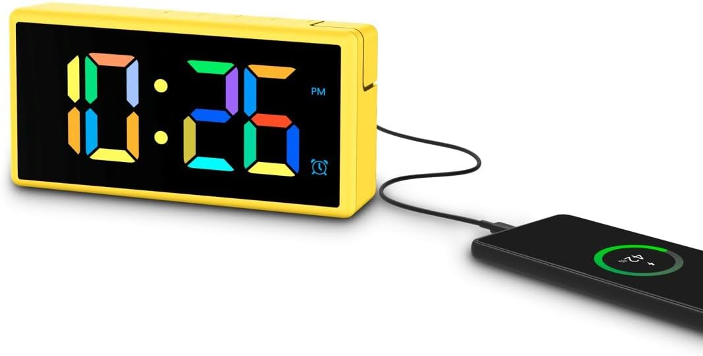 Réveil numérique jaune affichant 08:26, chargeant un smartphone via un câble noir.