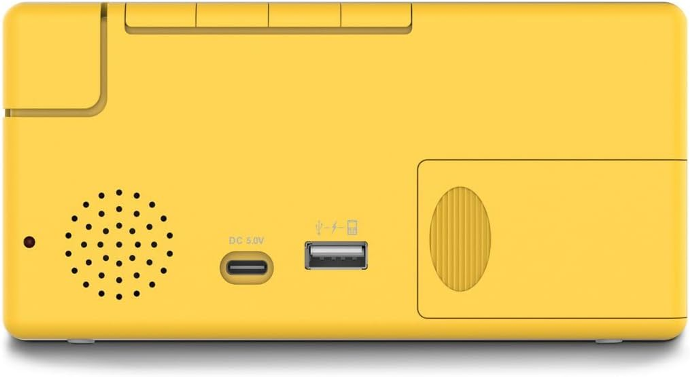 Dos de console jaune avec ports : USB, USB-C et haut-parleur. Contient un haut-parleur rond.