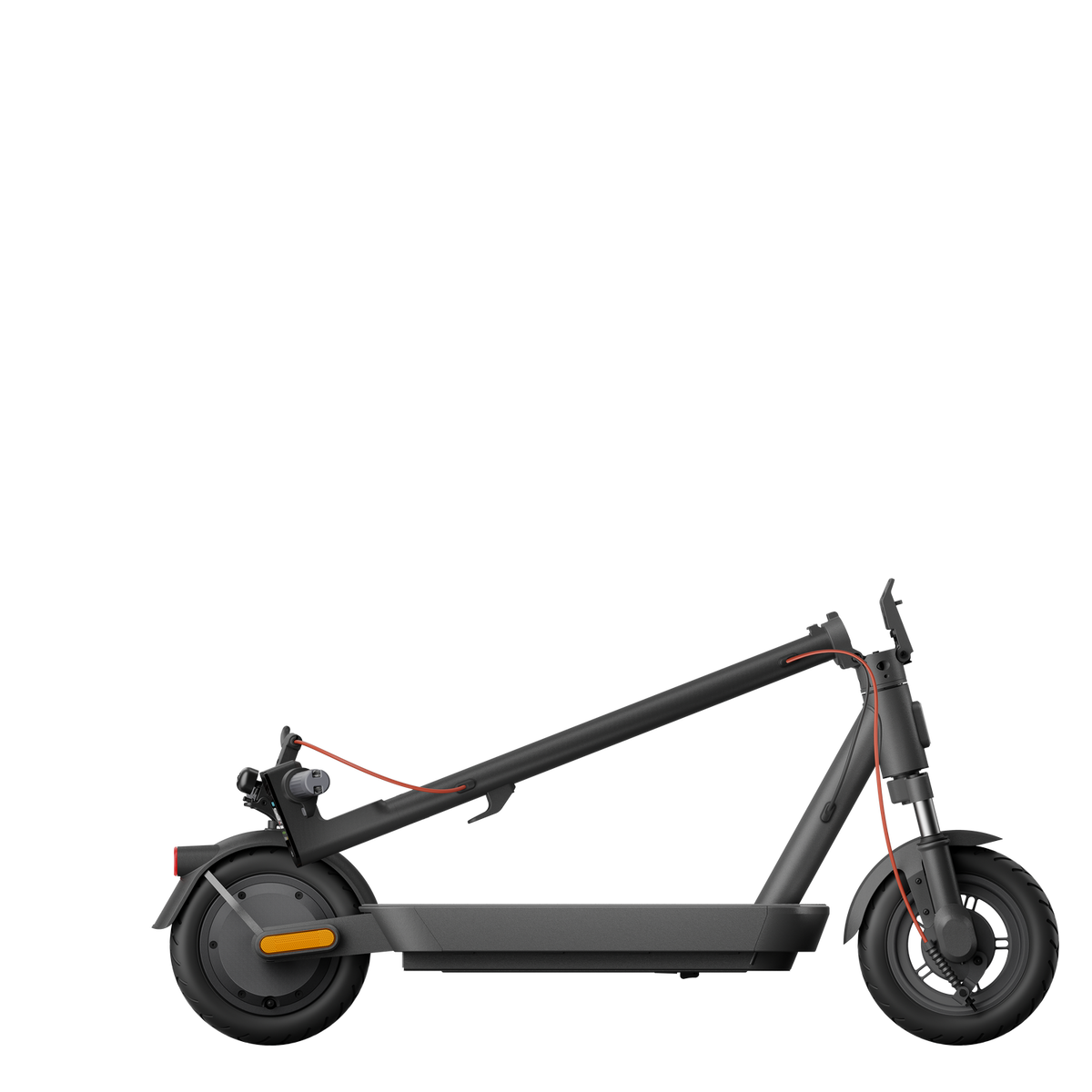 Un patinete eléctrico plegable negro con detalles en naranja, superficie negra plana.
