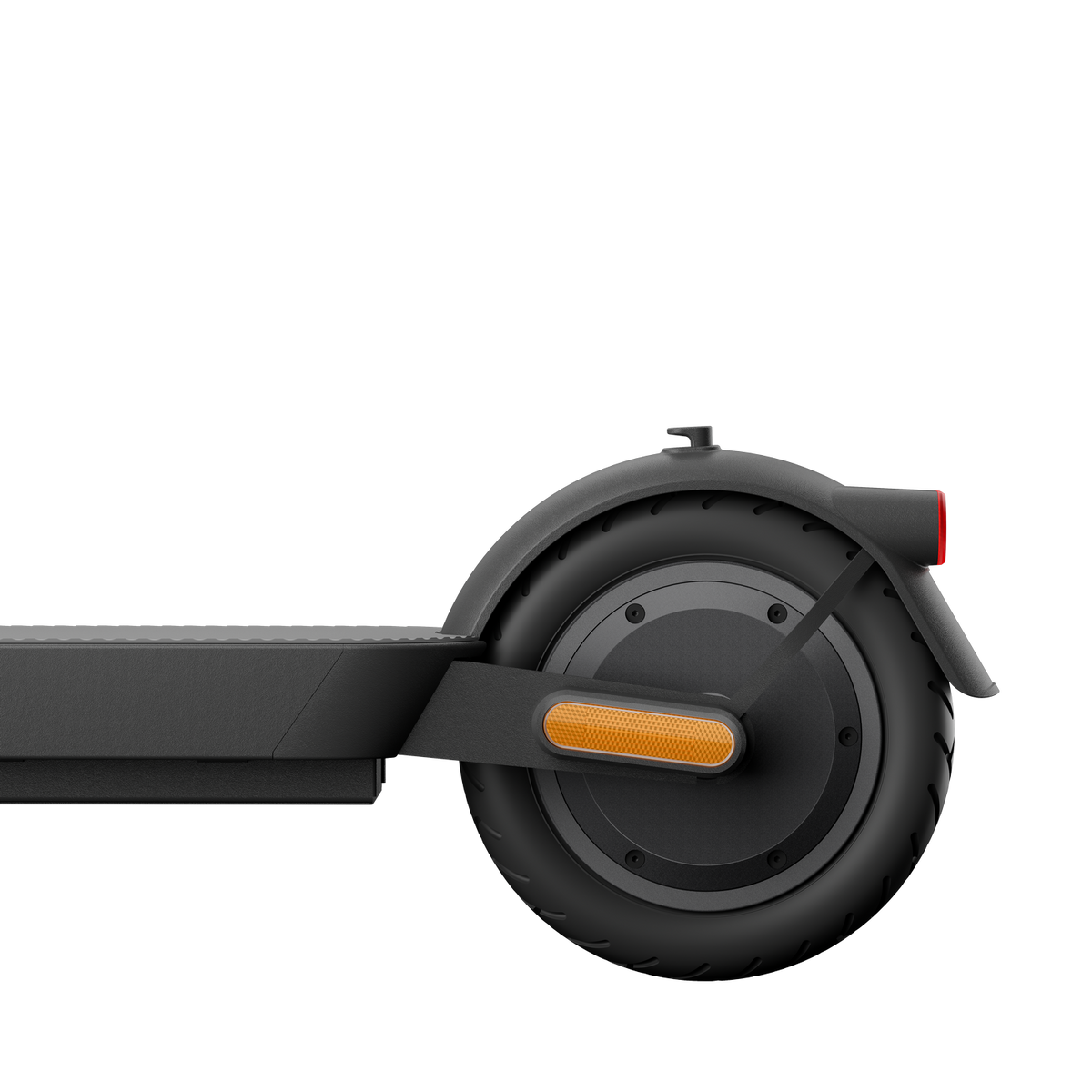 La rueda trasera de un patinete eléctrico negro con un reflector naranja.