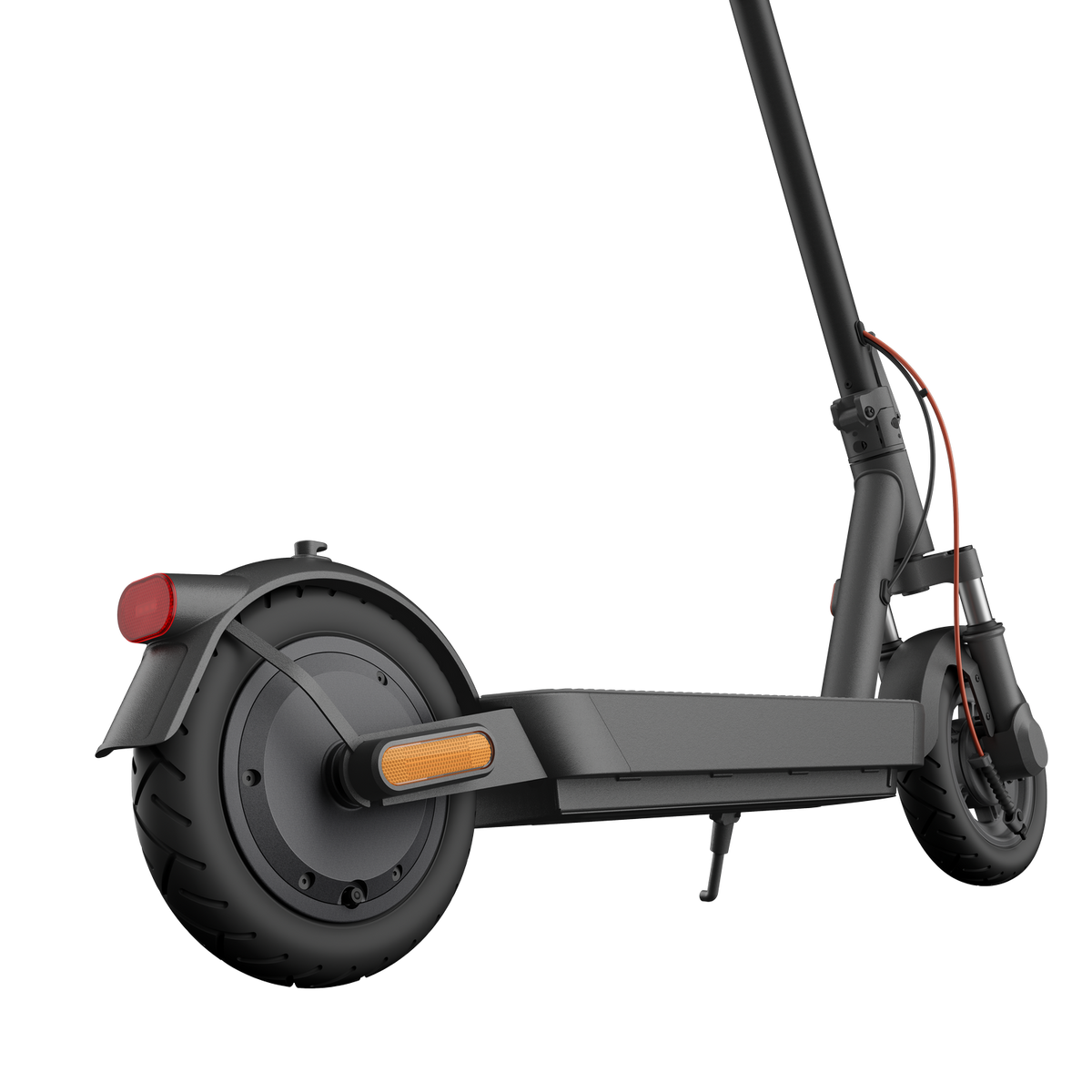 Scooter eléctrico negro con ruedas visibles y reflector naranja, sobre fondo negro.