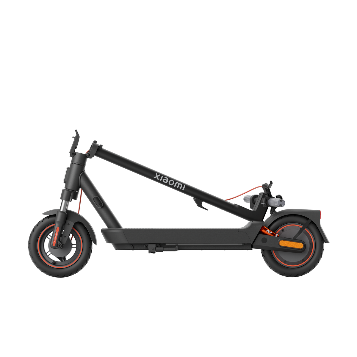 Un monopattino elettrico Xiaomi nero, piegato per riporlo. Ha accenti arancioni sulle ruote.