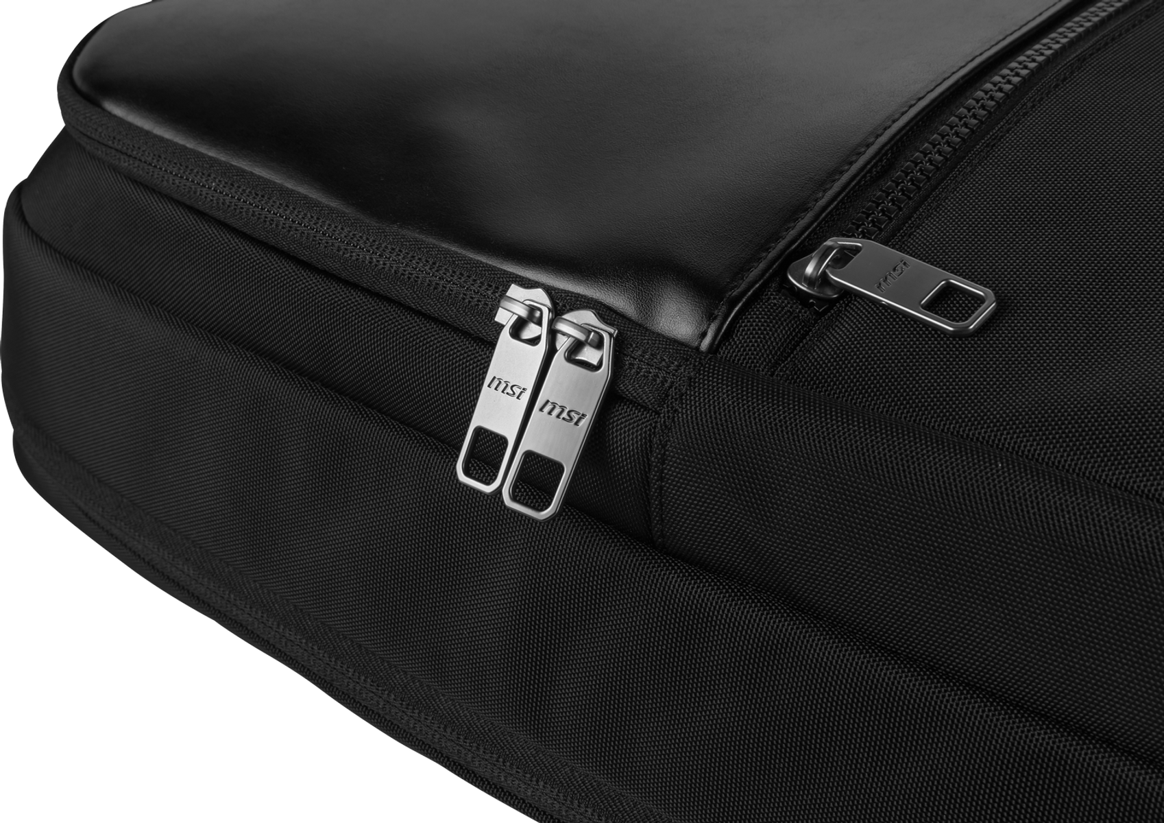 Primer plano de una mochila negra con cremalleras plateadas, con la palabra "MSI" grabada.