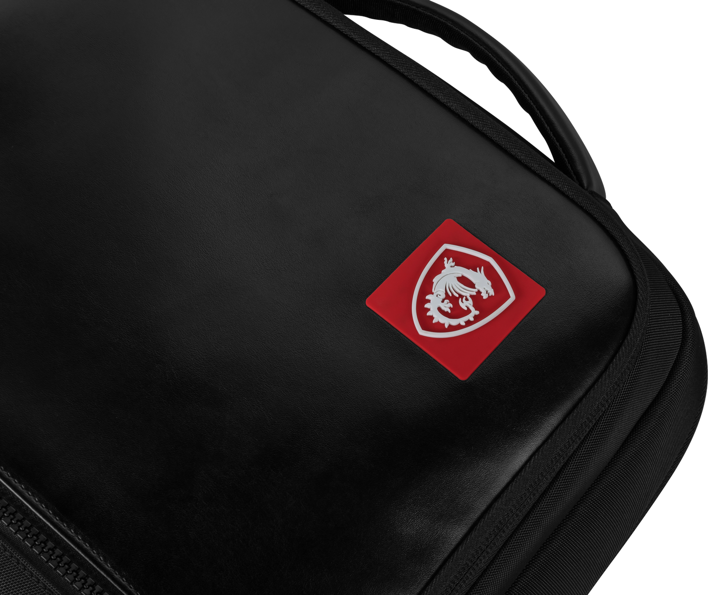 Bolso negro para portátil con un cuadrado rojo y logotipo de dragón blanco.