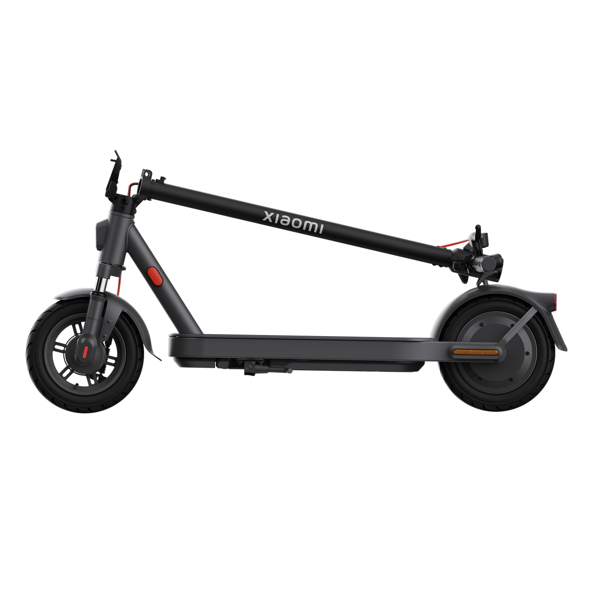 Un patinete eléctrico Xiaomi negro se muestra sobre un fondo negro, visto de perfil.