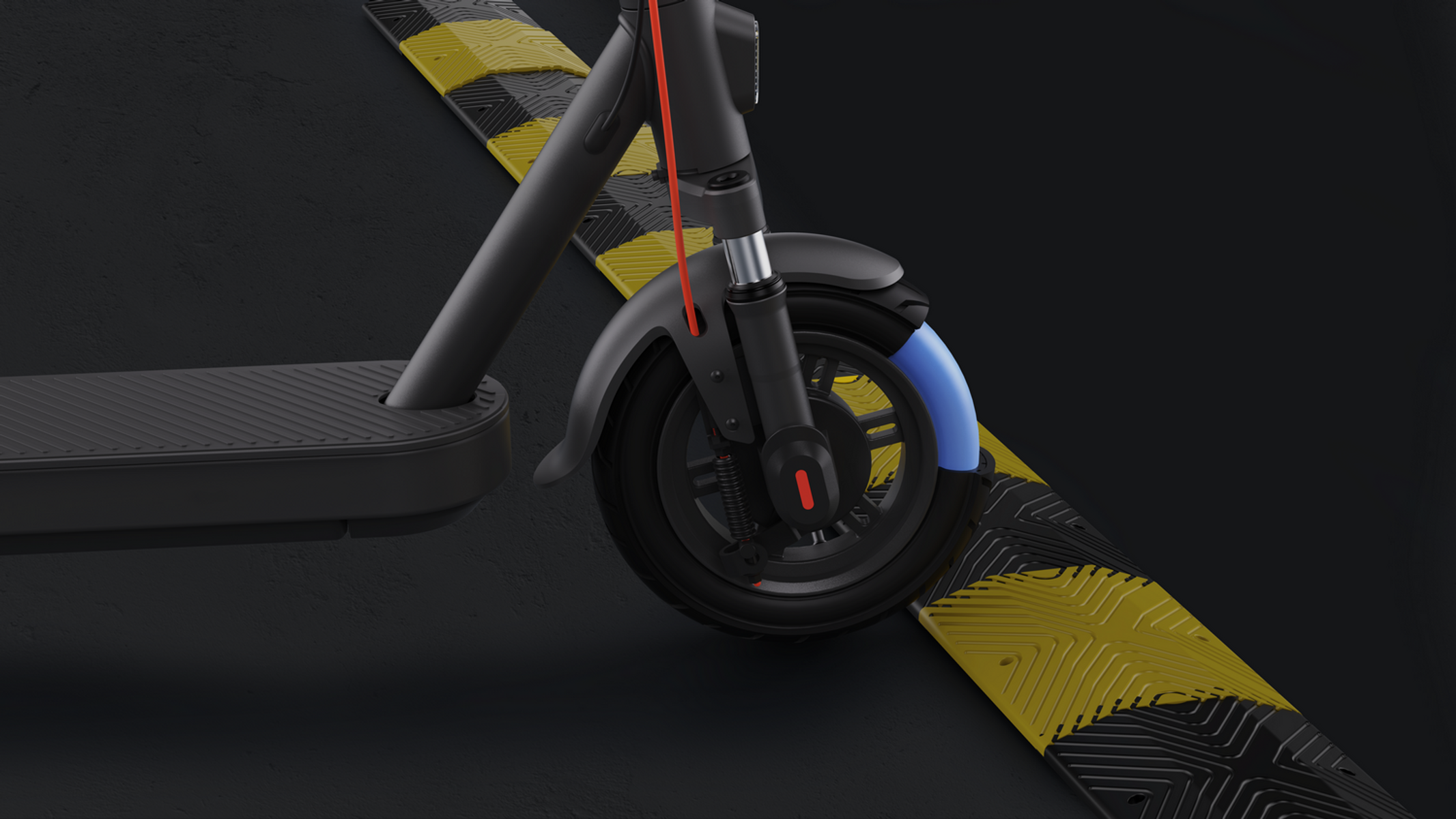 Rueda de patinete eléctrico sobre un badén, con diseño negro y amarillo.