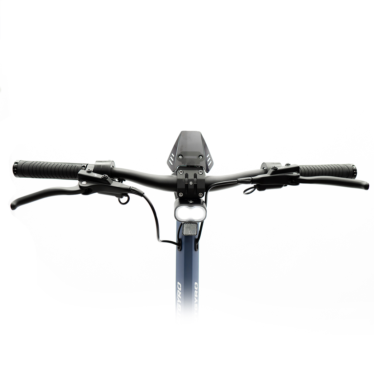Manillar de scooter. El scooter es negro, con luz y controles manuales visibles.