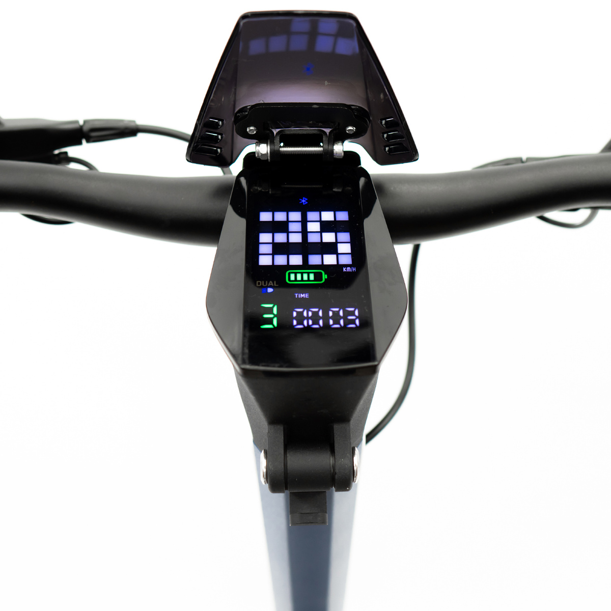 Panel de control de patinete eléctrico. Muestra velocidad, batería y tiempo sobre fondo negro.