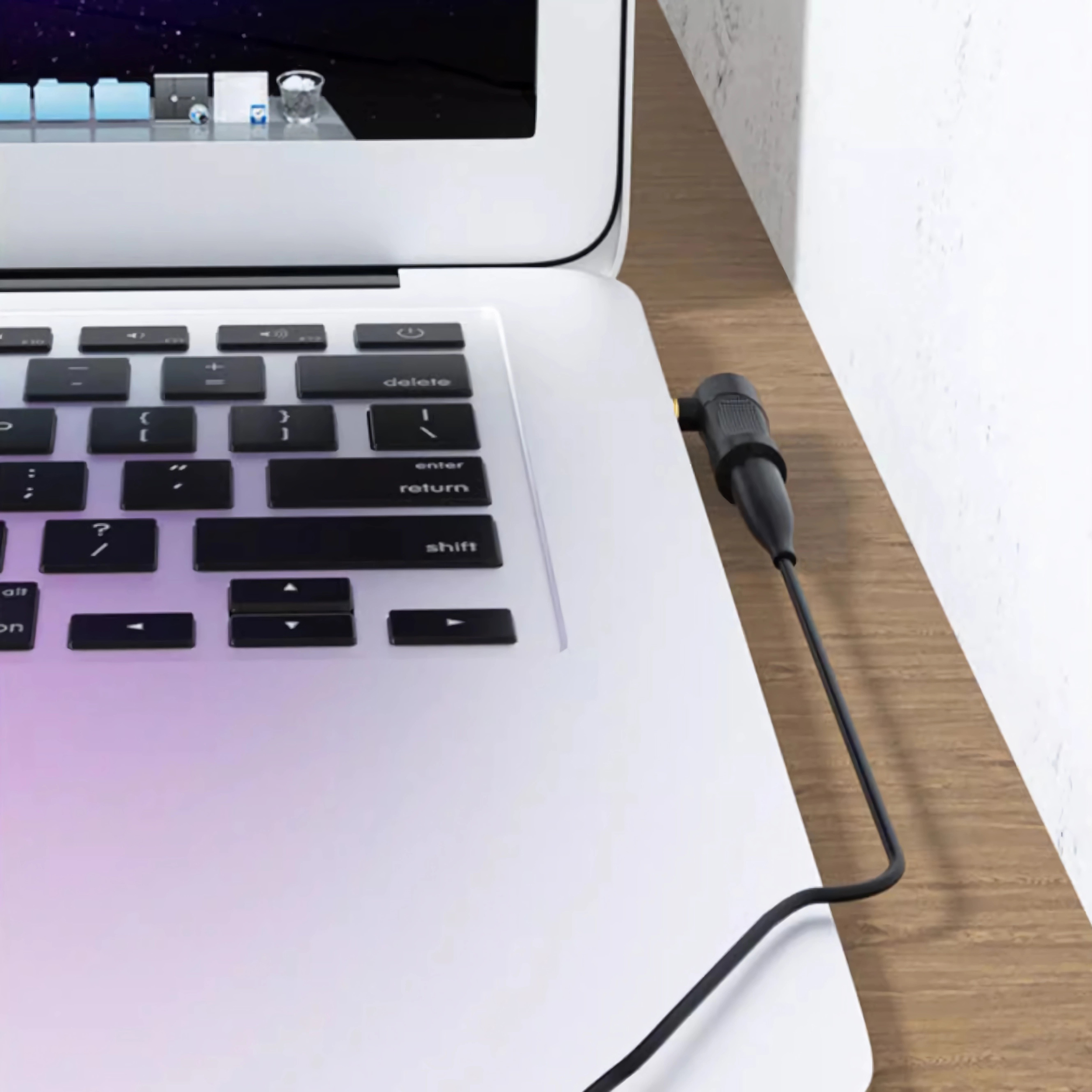 Ein Laptop mit einem angeschlossenen Anschluss.