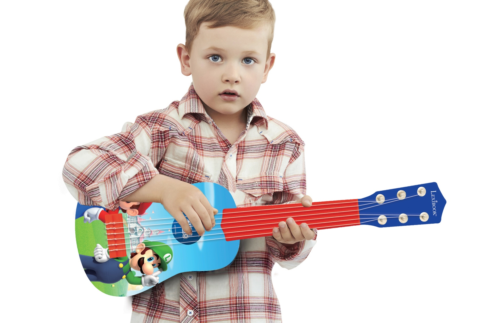 Niño sosteniendo una guitarra de juguete con Mario y Luigi. Mirando a la cámara.