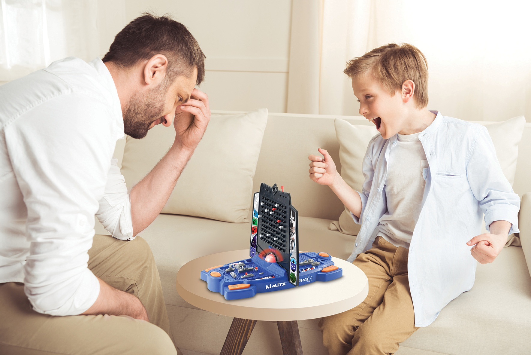 Padre e hijo jugando un juego de mesa. El hijo está emocionado, el padre decepcionado.