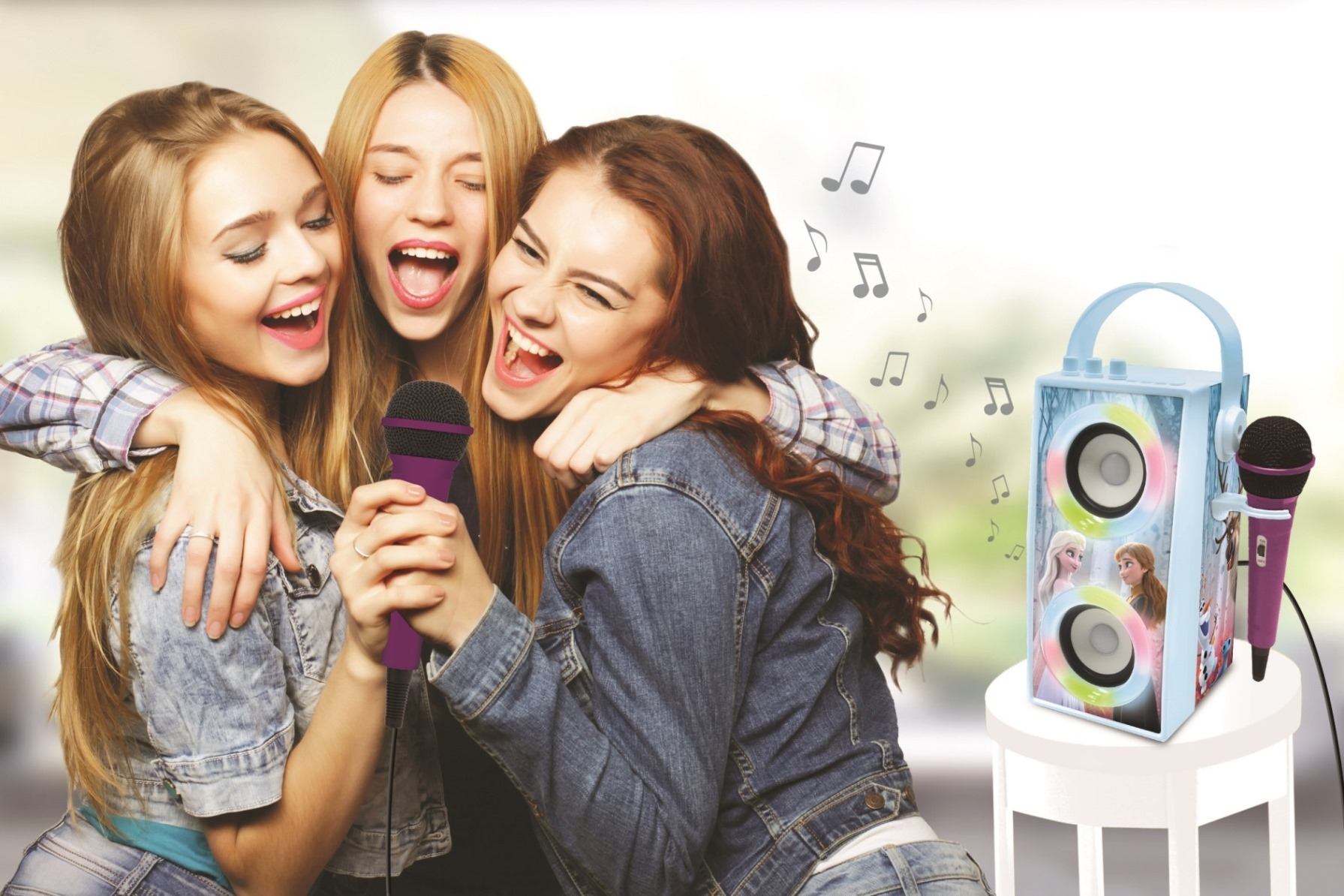 Tre giovani donne che cantano in un microfono, con una macchina per karaoke dietro di loro su un supporto.