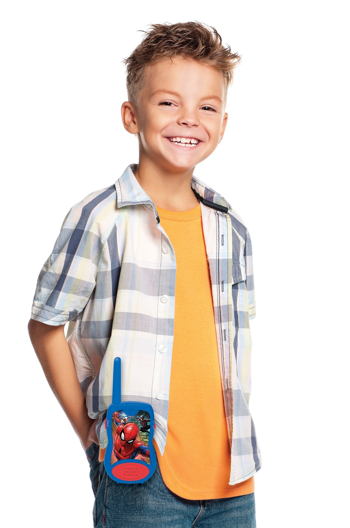 Niño sonriente con un walkie-talkie de juguete de Spider-Man en el bolsillo. Camisa a cuadros.