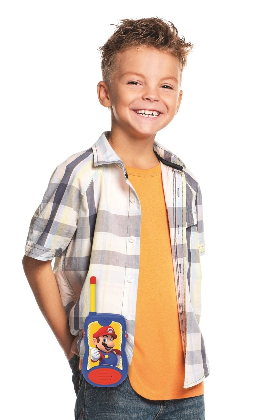 Niño sonriente con un walkie-talkie de juguete de Mario en el bolsillo. Camisa a cuadros.