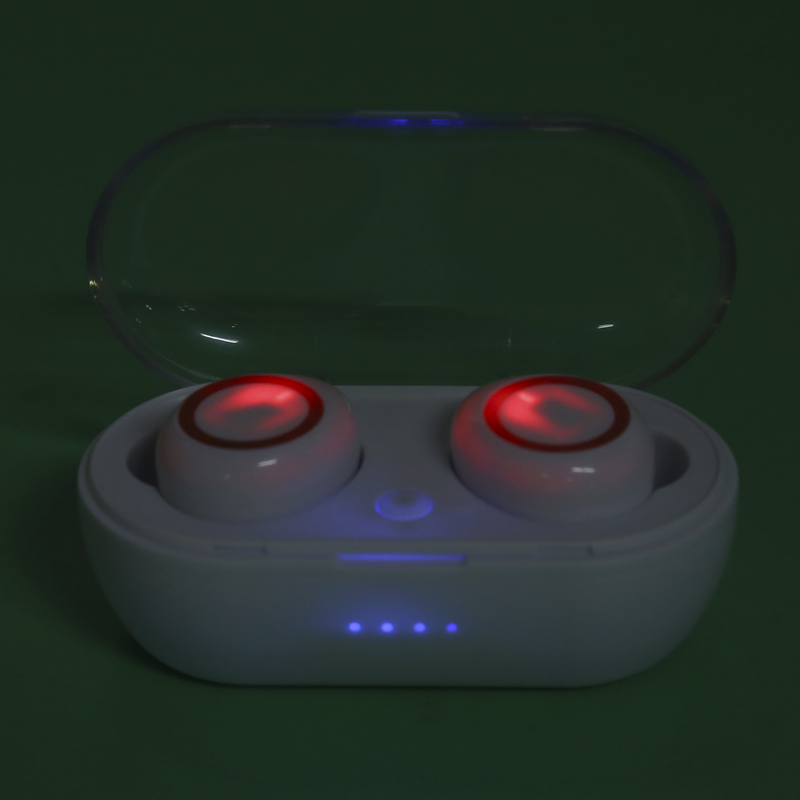 Weiße Ohrhörer in einer Ladehülle, beleuchtet mit roten und blauen Lichtern.