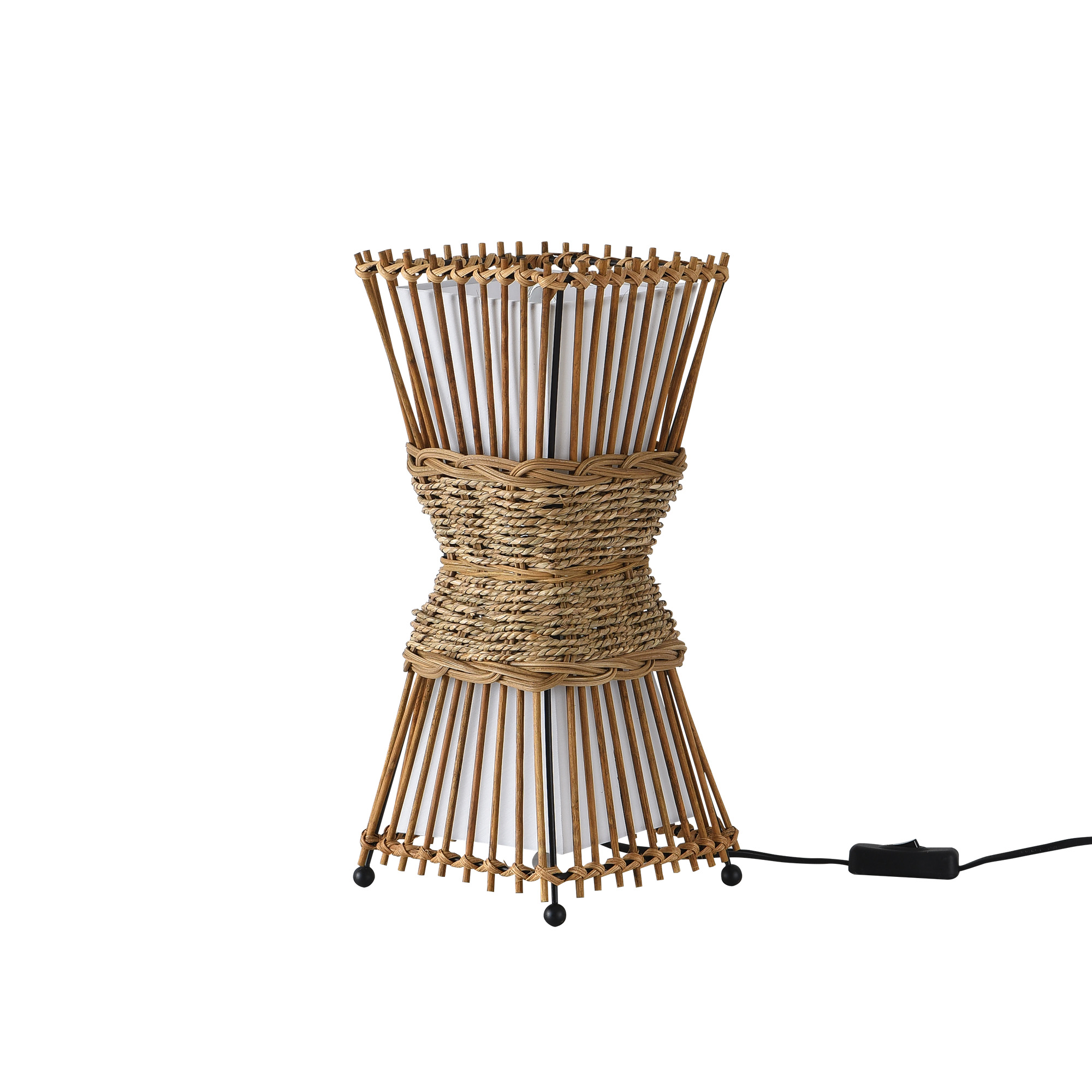 Dekorative Lampe aus gewebtem Holz und Rattan. Weißer Hintergrund.