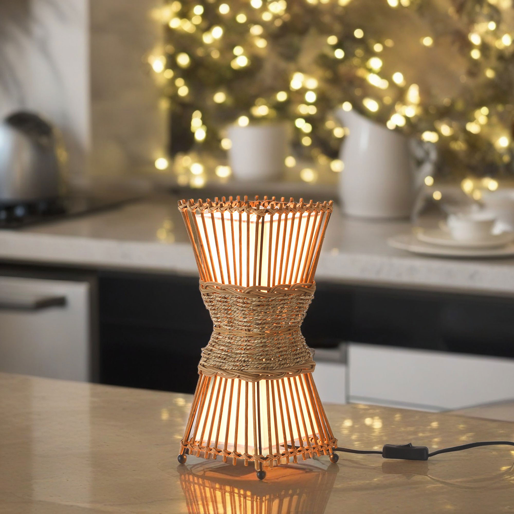 Eine dekorative Tischlampe mit natürlichem Webdesign und einer Glühbirne innen.